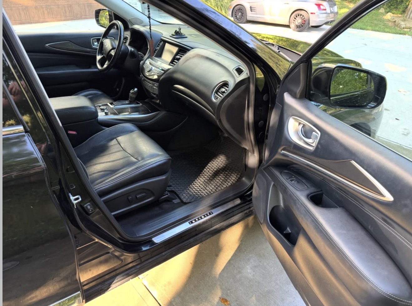 Infiniti QX60 front seats, dash and door panel clean after interior detailing